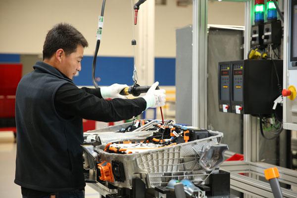 訪華晨寶馬沈陽(yáng)智能工廠 工業(yè)4.0技術(shù)如何結(jié)合穿戴設(shè)備改變我們的生活